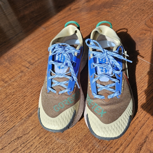 SOLD - Nike Gore-Tex Running Shoes - Picture 2 of 7